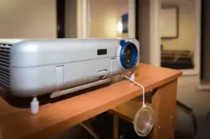 aprenda escolher entre os melhores projetores para ambientes claros para o seu uso diário